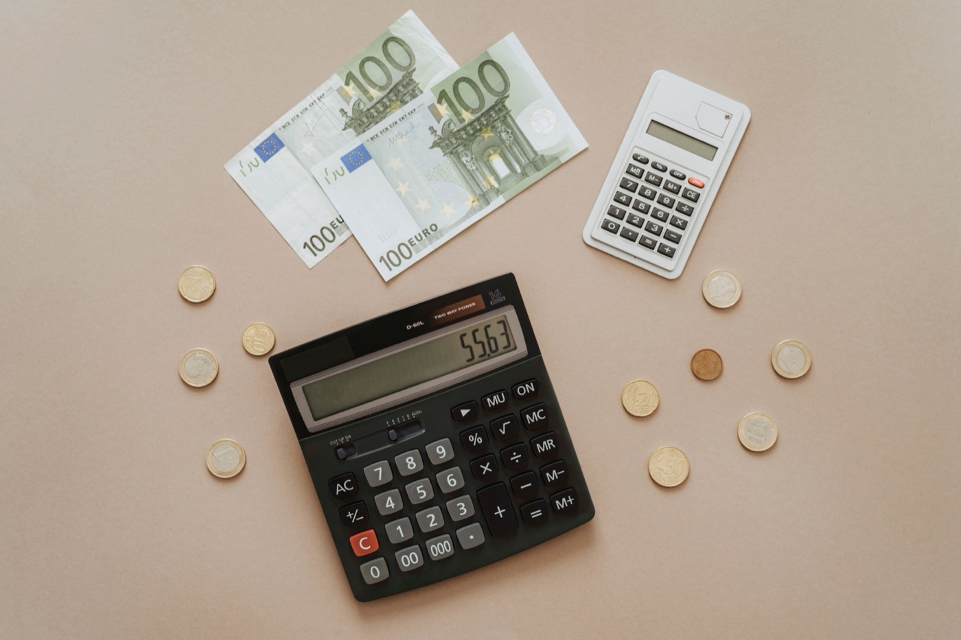 Euro-Scheine, Münzen und Taschenrechner auf einem Schreibtisch