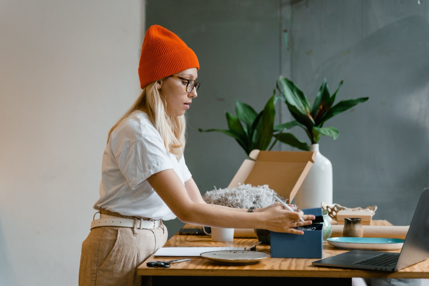 Selbstständige packt in ihrem Atelier eine Bestellung für den Versand